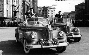 Маршал Г. К. Жуков в автомобиле ЗИС-110Б принимает парад в Москве 7 ноября 1955 года.